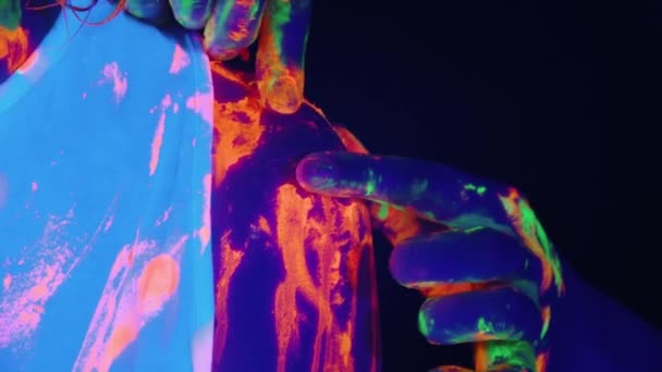 Aufnahmen vom Abreißen der Farbe vom Körper in UV-Licht — Stockvideo