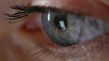 Akıllı telefonların ekranına bakan kadın gözünün videosu