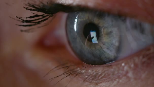 Akıllı telefonların ekranına bakarken kadın gözünün çekimleri — Stok video