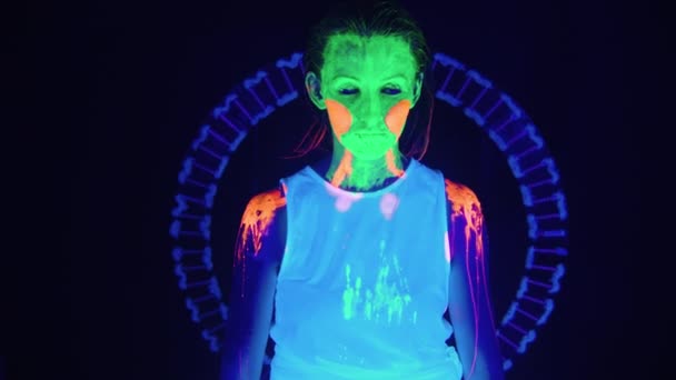 Зйомки жінки з страшним макіяжем в ультрафіолетовому світлі — стокове відео