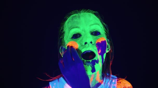 Σκοποβολή του σκίσιμο χρώμα από το πρόσωπο των γυναικών, σκηνή τρόμου — Αρχείο Βίντεο