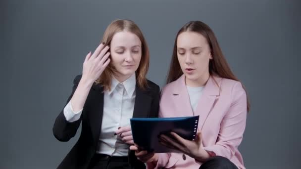 Beelden van vrouwen die over papierwerk praten — Stockvideo