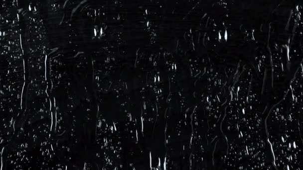 黒いガラスに水滴のビデオ — ストック動画