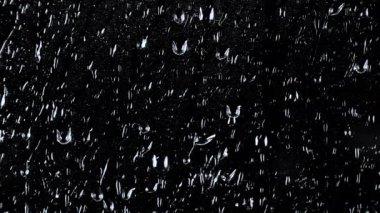 Cam zemin üzerinde su damlalarının yavaş çekim görüntüleri