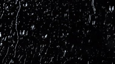 Siyah camlara düşen suyun 4k yavaş çekim videosu