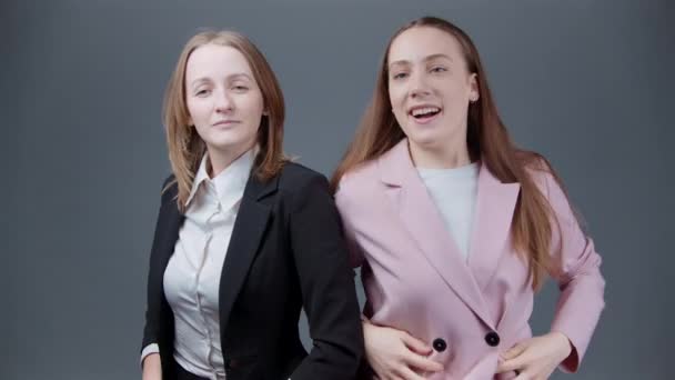 Video de mujeres rivales coqueteando en chaqueta, una de ellas cayendo — Vídeos de Stock