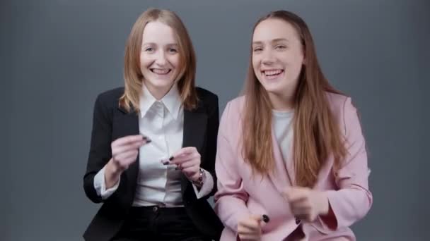 Video de dos mujeres bailando sentadas felices — Vídeos de Stock