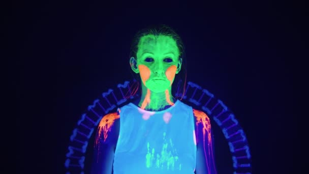 Video von Frau mit beängstigendem Make-up im UV-Licht — Stockvideo