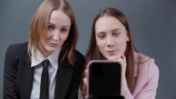Záběry dvou mladých žen hovořících s následovníky — Stock video