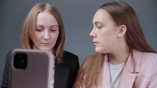 Vidéo de deux filles blondes qui racontent des histoires avec un smartphone — Video