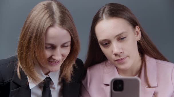 Filmato di due donne blogger che parlano con seguaci — Video Stock