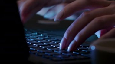 Dizüstü bilgisayarlarda yazı yazan kadın elleri görüntüsü