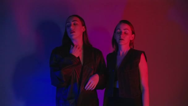 Vídeo de mulheres no quarto com luz vermelha e azul — Vídeo de Stock