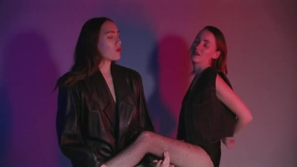 Vidéo de deux filles dans la chambre avec de la lumière rouge et bleue — Video