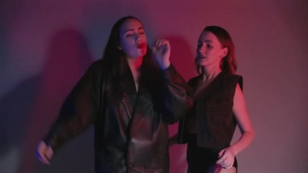 Відео танцюючі жінки в кімнаті з червоним і синім світлом — стокове відео