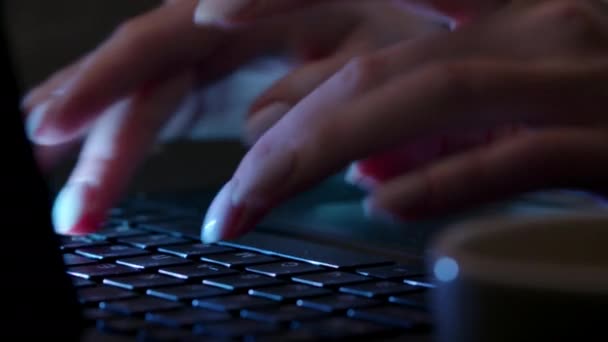 Las manos femeninas escribiendo en el teclado de los ordenadores portátiles — Vídeo de stock