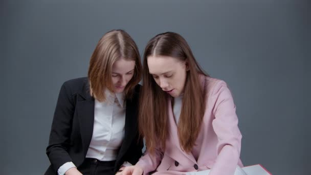 Video van vrouwen die praten over papierwerk — Stockvideo