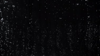 Siyah cam zemin üzerinde suyun yavaş çekim 4k videosu