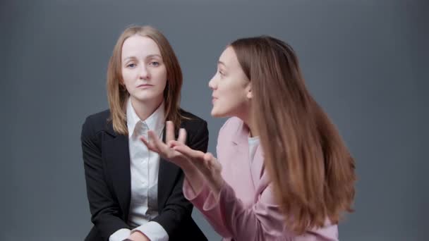 Video de una chica contando una historia a su amigo indiferente — Vídeos de Stock