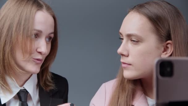 Video di due donne blogger che parlano con seguaci — Video Stock