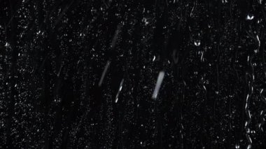 Cam zemin üzerinde su damlalarının 4k videosu