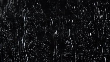 Siyah cam zemin üzerinde su videosu