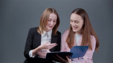 Belgeler hakkında tartışan iki kadının videosu