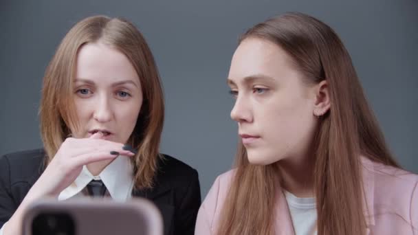 Twee jonge vrouwen schieten verhalen met smartphone — Stockvideo