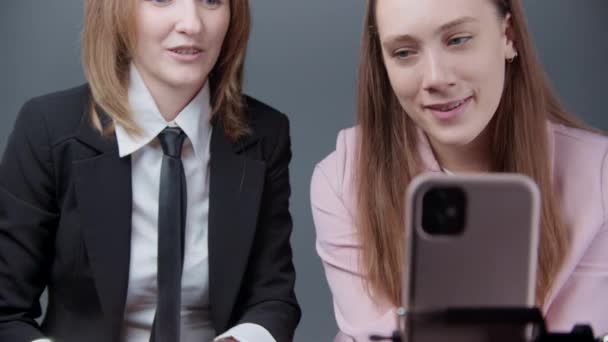 Schieten van twee jonge vrouwelijke bloggers in gesprek met volgers — Stockvideo