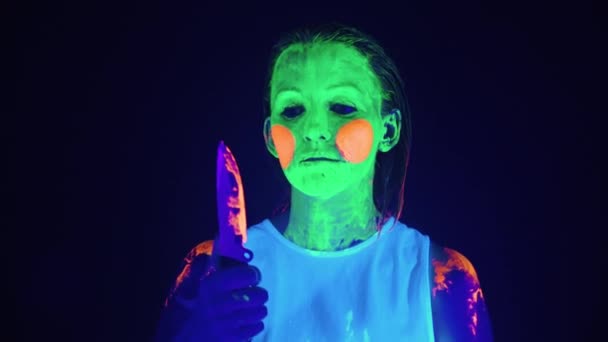 Video zeigt Messerfrau mit beängstigend geschminktem Gesicht — Stockvideo