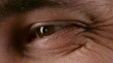 Akıllı telefonlu erkek gözü ekran yansıması