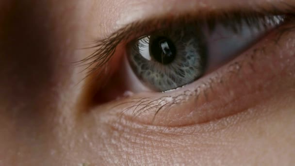 Βίντεο από γυναικείο μάτι με αντανάκλαση οθόνης smartphones — Αρχείο Βίντεο