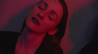 Sarhoş kızları kırmızı ve mavi ışıkta kucaklamak.