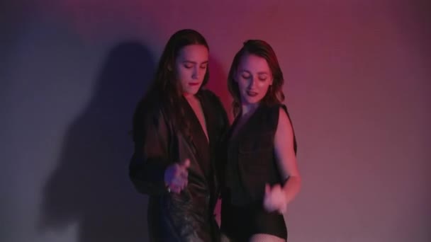 Filmagem de mulheres dançantes em luz vermelha e azul — Vídeo de Stock