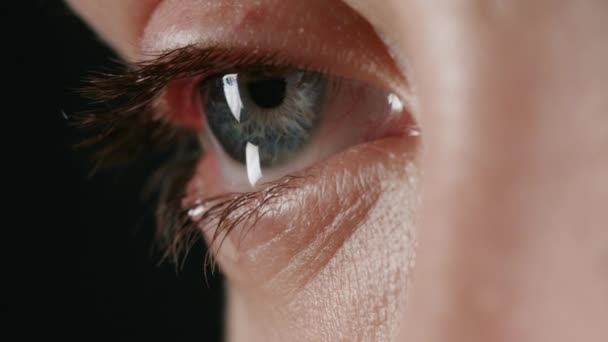 Крупним планом кадри сірого жіночого сльозоточивого ока — стокове відео