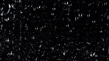 Siyah camlara düşen suyun 4K görüntüsü