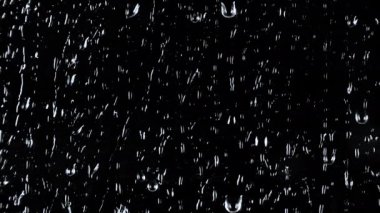 Siyah cam zemin üzerinde suyun 4k yavaş çekim görüntüsü