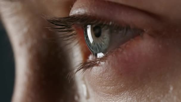 涙とアレルギーの女性のマクロビデオ — ストック動画