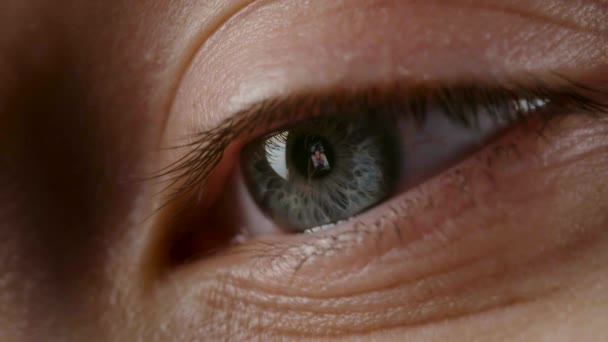 Человеческий глаз с отражением экрана смартфонов — стоковое видео