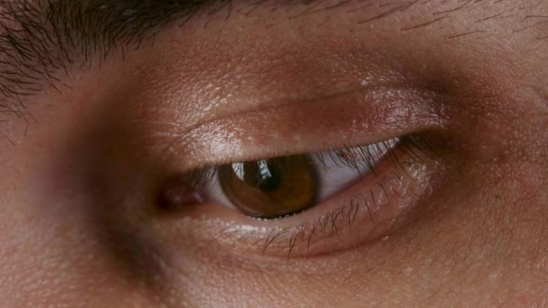 Akıllı telefonlu erkek gözü ekran yansıması videosu — Stok video