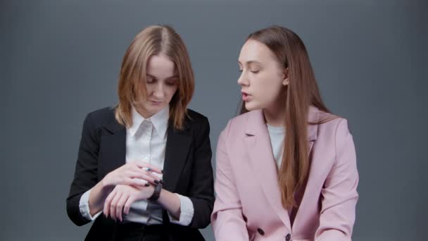 Filmación de dos mujeres discutiendo con la carpeta en el estilo de negocio — Vídeo de stock