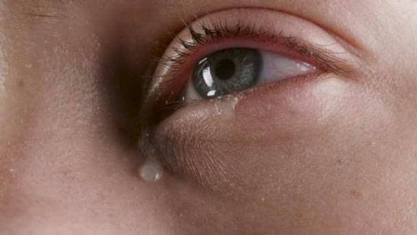Крупним планом кадри жінок, що розривають очі — стокове відео