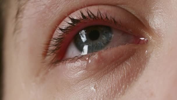 Macro vidéo de la femme en pleurs — Video