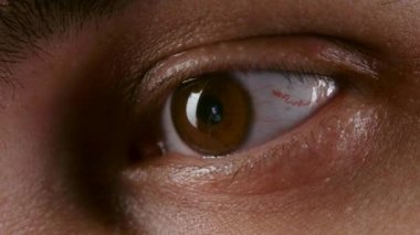 Akıllı telefonlu erkek gözünün görüntüsü ekran yansıması