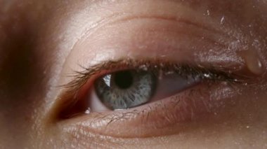 Su damlalı gri gözlü kadın videosu.