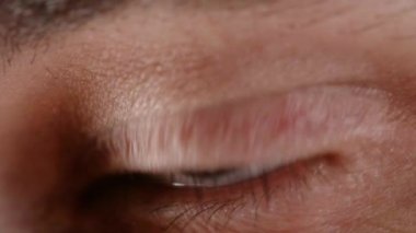 Yanıp sönen erkek kahverengi göz videosu.