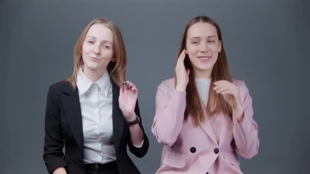 Video di flirtare donne rivali in giacca — Video Stock