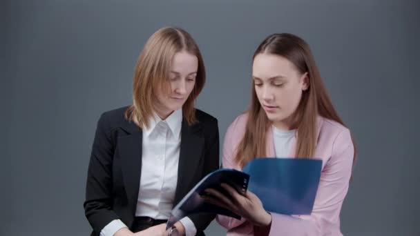 Video de dos mujeres hablando de documentos — Vídeo de stock
