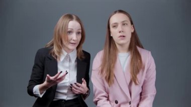 Kayıtsız arkadaşına hikaye anlatan bir kadın videosu.