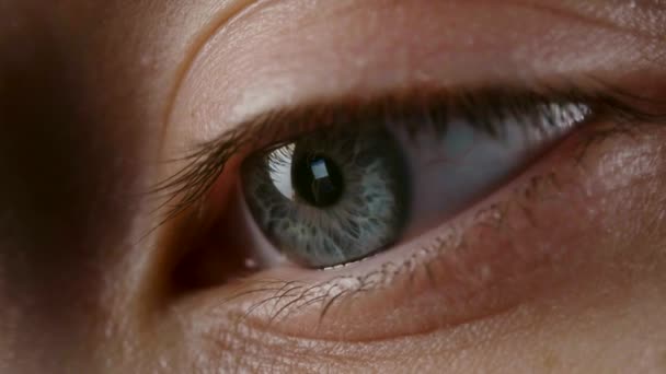 Olho feminino com reflexo de tela de smartphones — Vídeo de Stock
